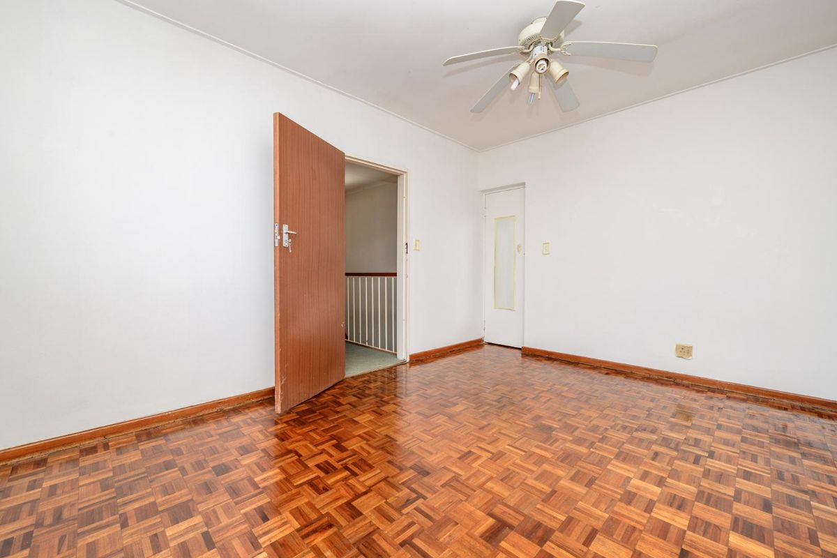 Spacious Duplex Apartment In Sought  After Consulate Place - Photo 3