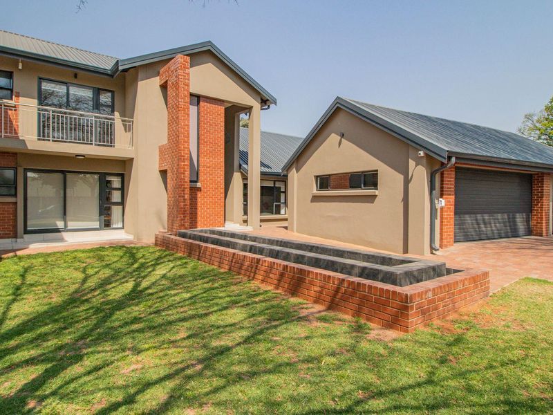 Sophisticated Family Oasis in Prestigious Lakefield! - Photo 6