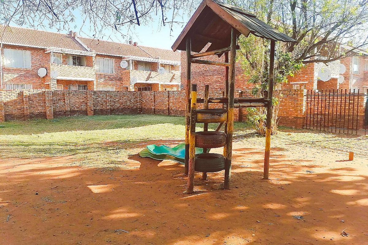 Modern Two-Bedroom Apartment in Secure Complex with Balcony - Photo 2