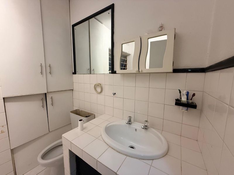 Charming 2-Bedroom Apartment with Spacious Garden & Ample Parking - Photo 8