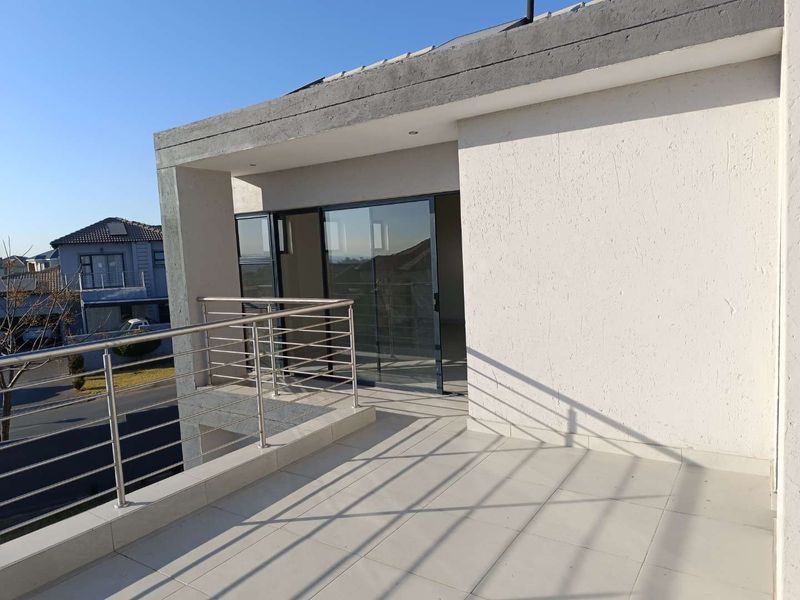 THATCHFIELD SECURITY ESTATE - 5 BEDROOMS - 4.5 BATHROOMS - Photo 4