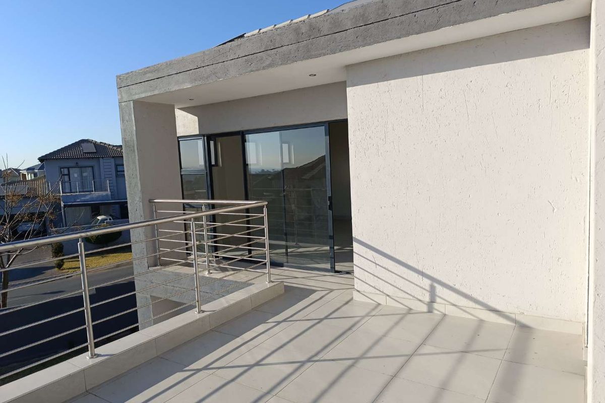 THATCHFIELD SECURITY ESTATE - 5 BEDROOMS - 4.5 BATHROOMS - Photo 4