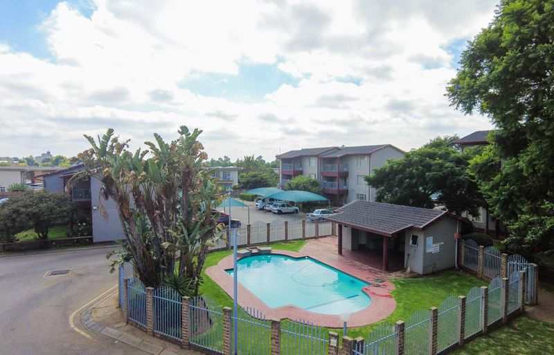Top-Floor Gem in Oakwood: Cozy 2-Bed with Balcony!
