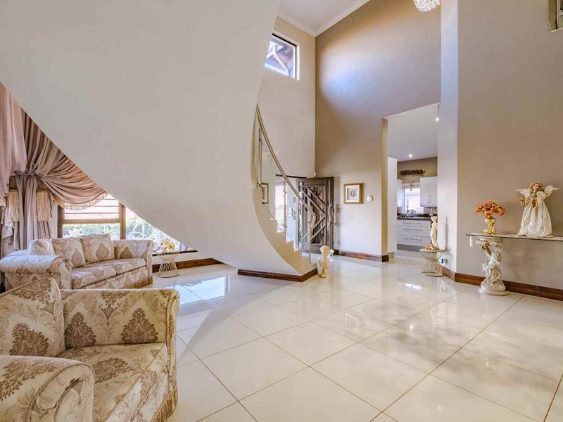 5 Bedroom House for Sale in Blue Saddle Ranches. - Photo 4