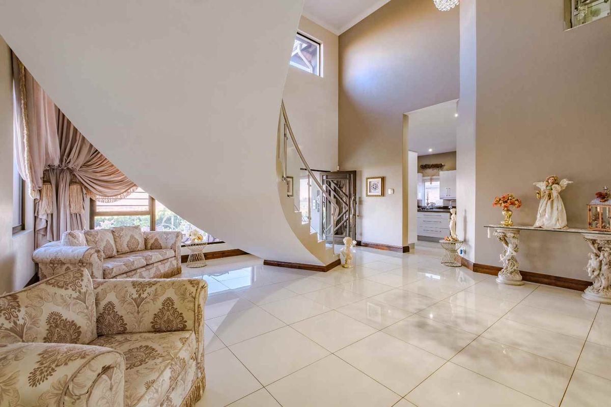 5 Bedroom House for Sale in Blue Saddle Ranches. - Photo 4