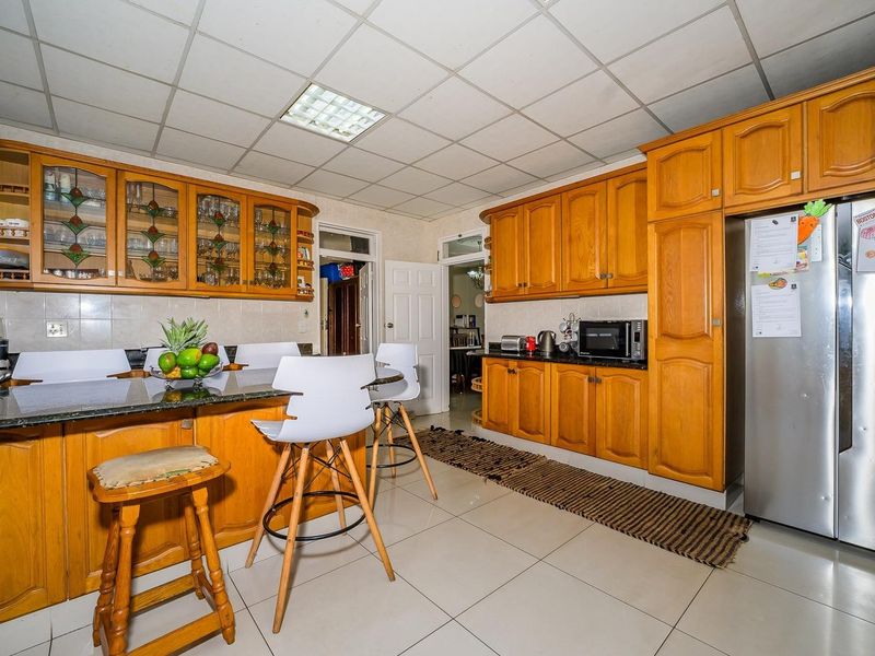 Elegant family Home with a spacious poolside Entertainment and a Private Granny Cottage - Photo 5