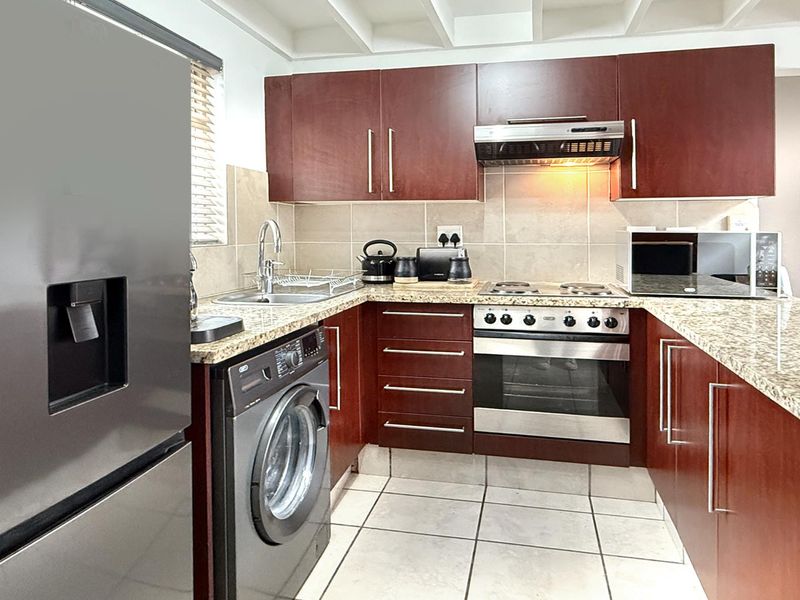 Beautiful One Bedroom Penthouse Loft Apartment in Excellent Complex - Photo 4