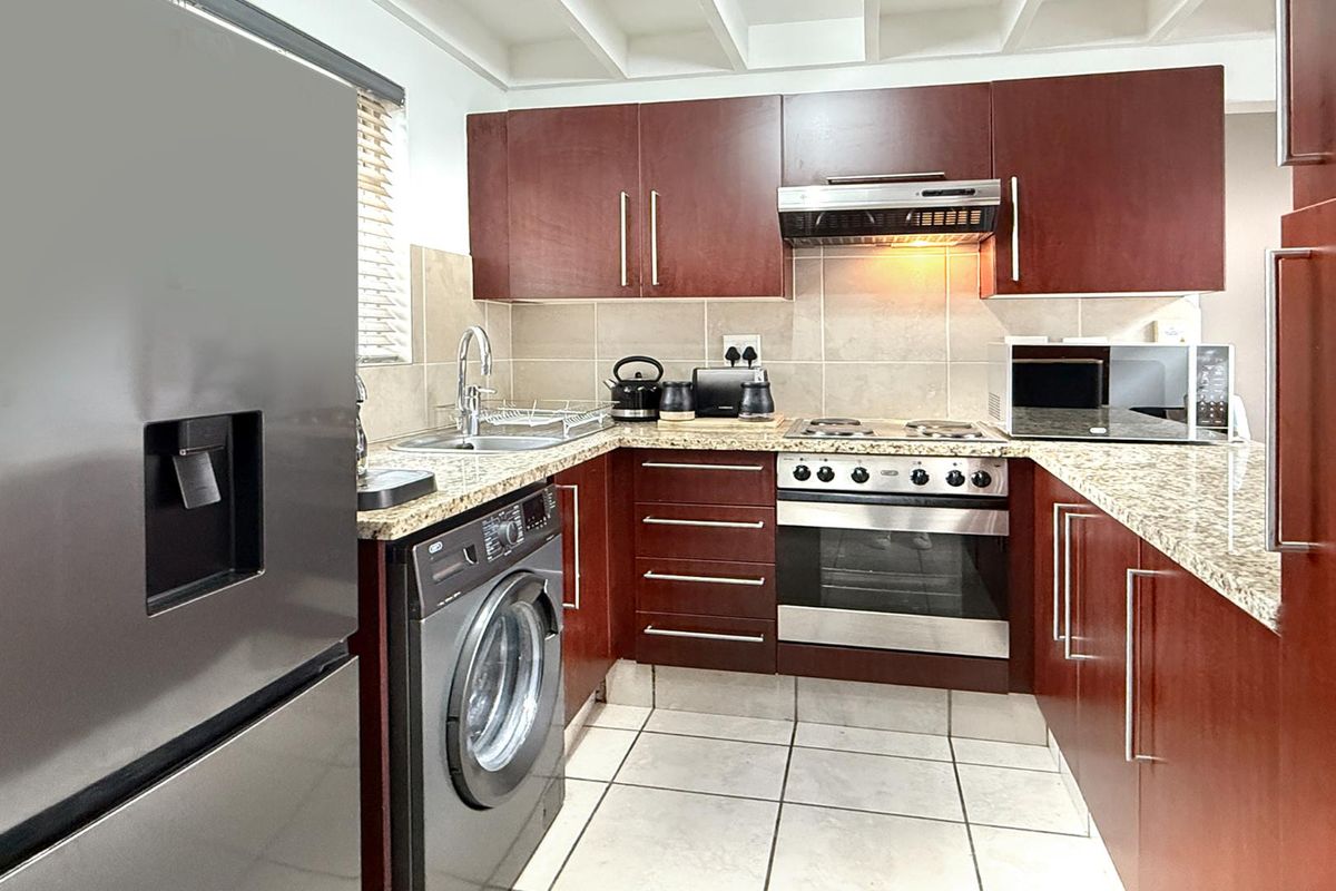 Beautiful One Bedroom Penthouse Loft Apartment in Excellent Complex - Photo 4