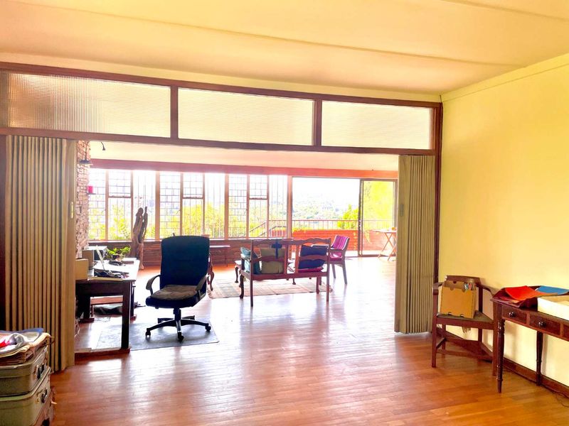 **Private, Hidden away, North-facing 6-Bedroom Family Home with Spectacular Views of Union Building and Loftus in Muckleneuk - House to Renovate** - Photo 10