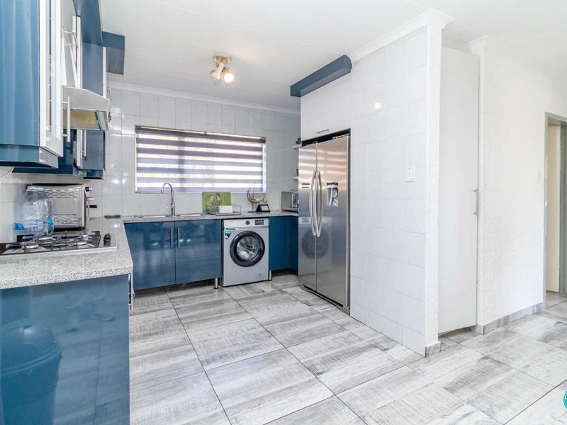 Neat Two-Bedroom Apartment with Upgraded Kitchen and Two Balconies! - Photo 3