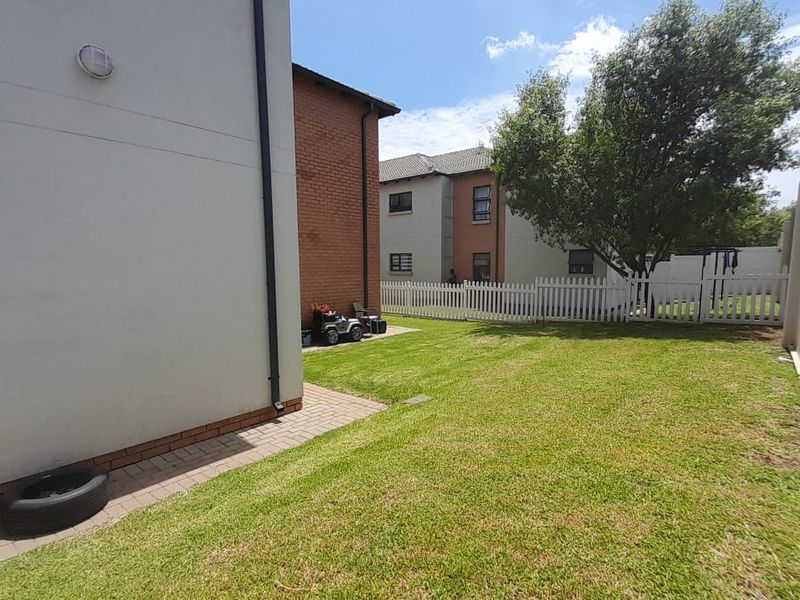 Stunning ground floor townhouse in pomona - Photo 3