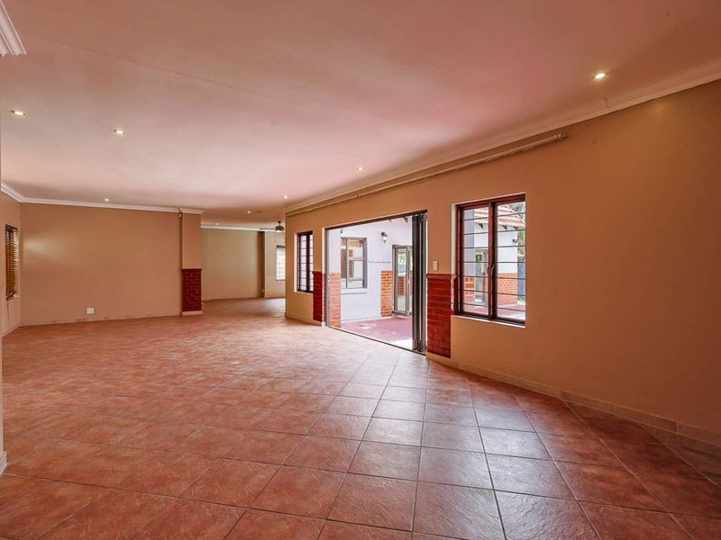 Spacious 4 Bedroom Family Home in Prestigious Security Estate - Photo 8