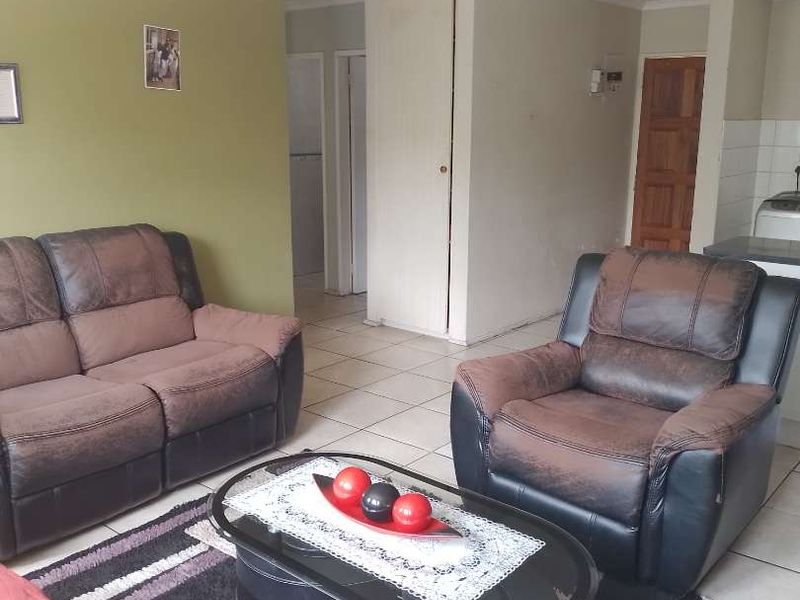 THREE BEDROOM TOWNHOUSE FOR SALE IN RAVENSWOOD - Photo 6