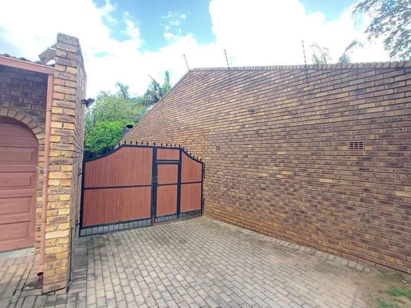 Charming Bachelor Cottage for Rent - Photo 2