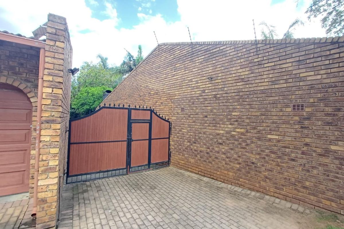 Charming Bachelor Cottage for Rent - Photo 2