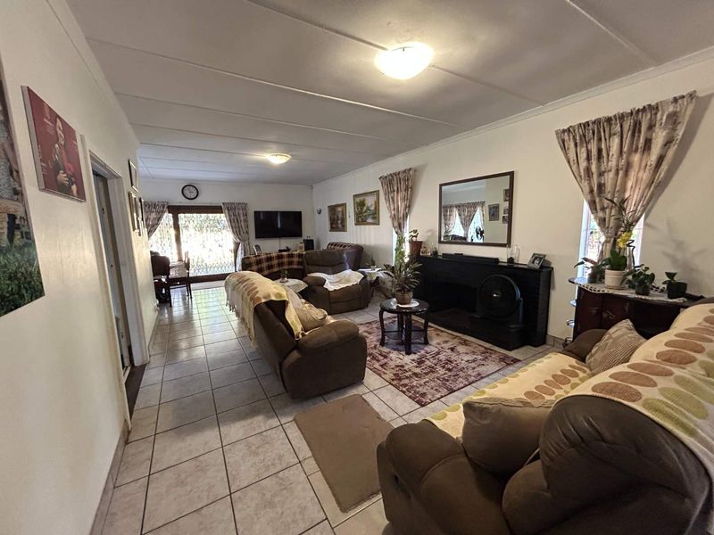 Comfort & Convenience: Large 5-Bedroom Home with Cottage - Photo 2