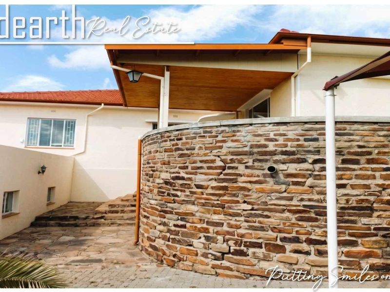 "A Versatile Rental Retreat in Klein Windhoek- Berg Street" - Photo 3