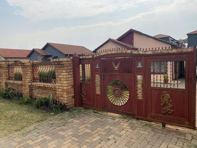 Spacious, Functional, move in ready, 2-Bedroom Home in Prime Location - Photo 9