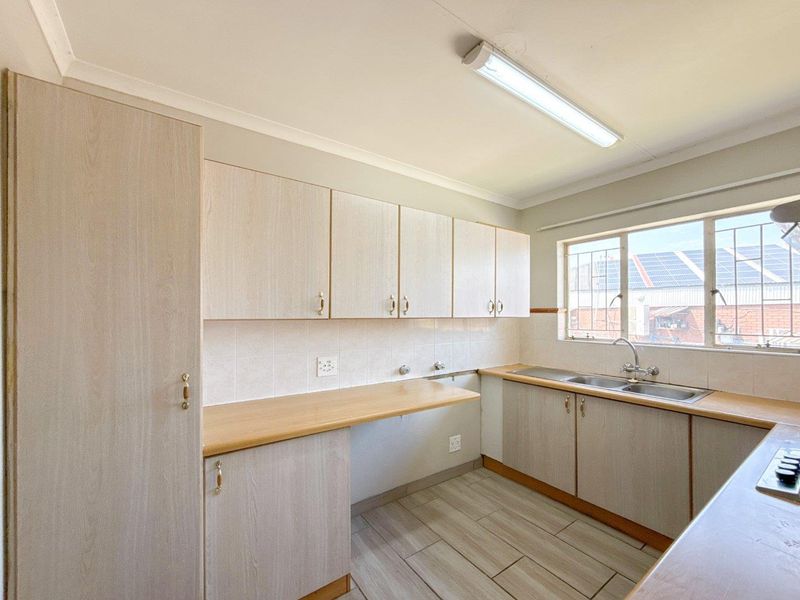 Where Every Sunset Feels Like a Getaway - 3 Bed 2 Bath Upstairs Apartment in Cute Complex - Photo 10