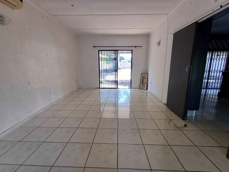 Spacious Three-Bedroom Home with Granny Flat, Pool, and Pet-Friendly Features in Arboretum - Photo 7