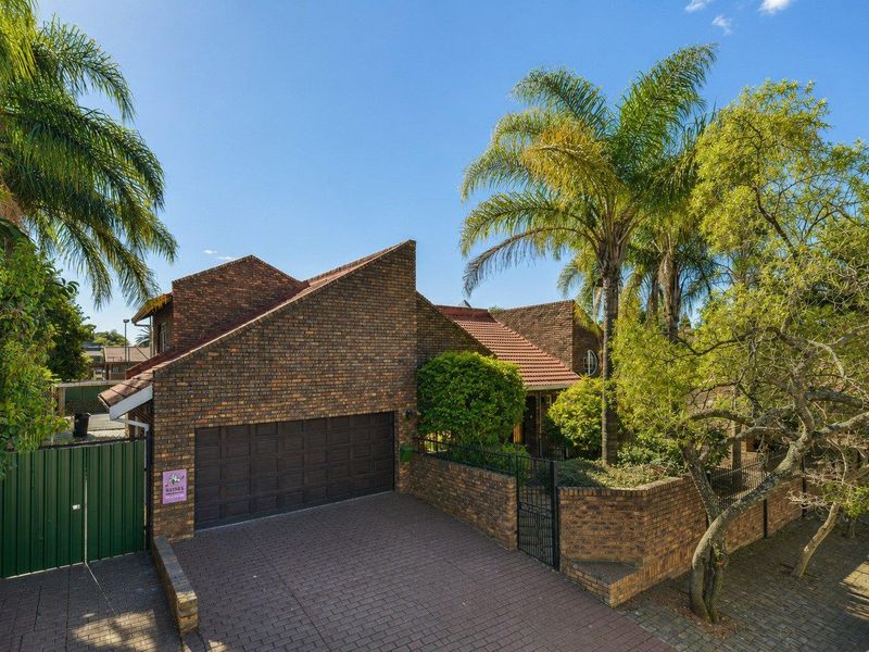 Four Bedroom home in a boomed-off, security estate - Moreleta Park - Photo 1