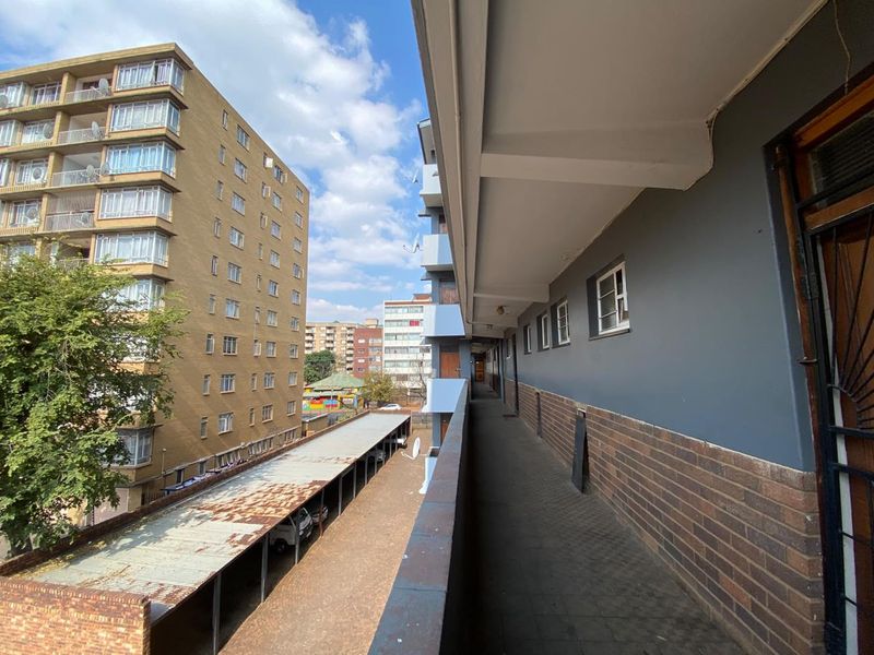 Spacious Apartment in Pretoria Central - Photo 2