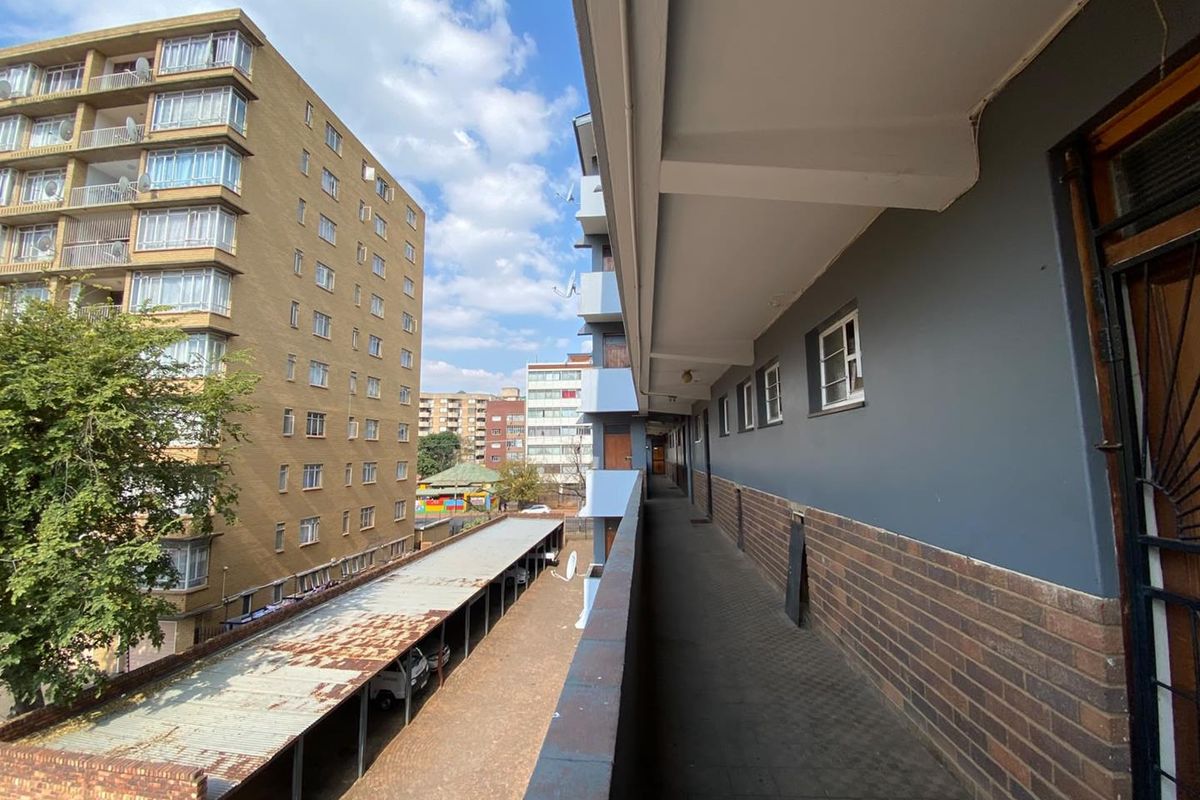 Spacious Apartment in Pretoria Central - Photo 2