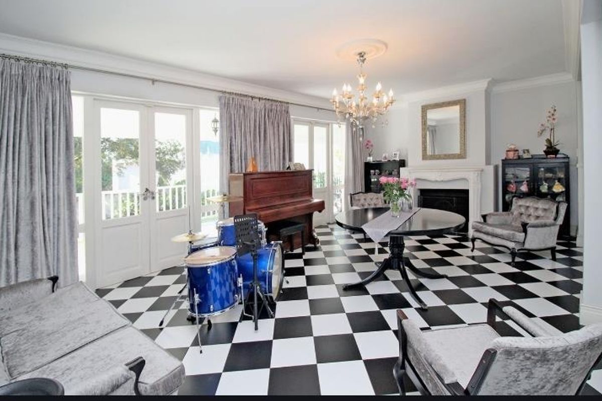 Spacious renovated family home - Photo 5