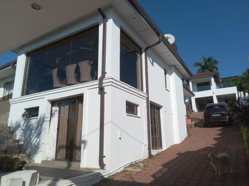 Elevated 3 bedroom home with flatlet and stunning sea views - Photo 4