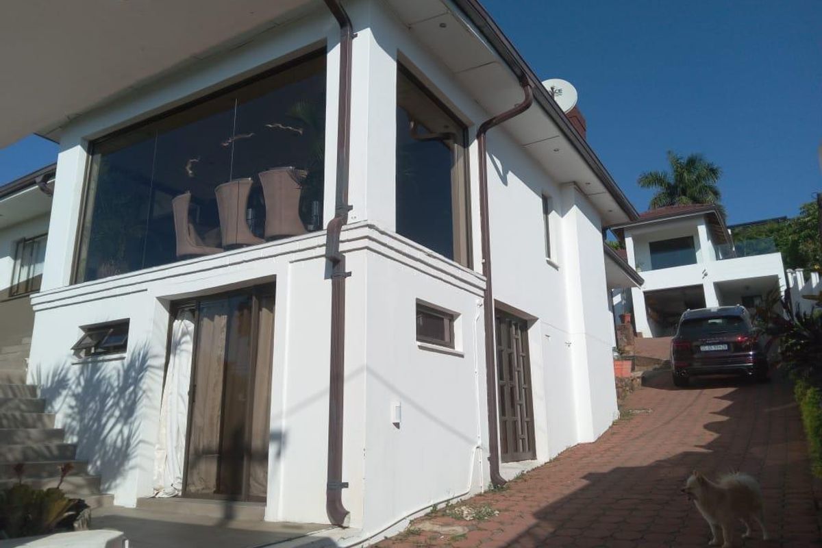 Elevated 3 bedroom home with flatlet and stunning sea views - Photo 4