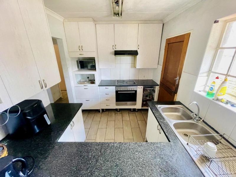 Spacious Family Home for Sale in Mulbarton - Photo 3