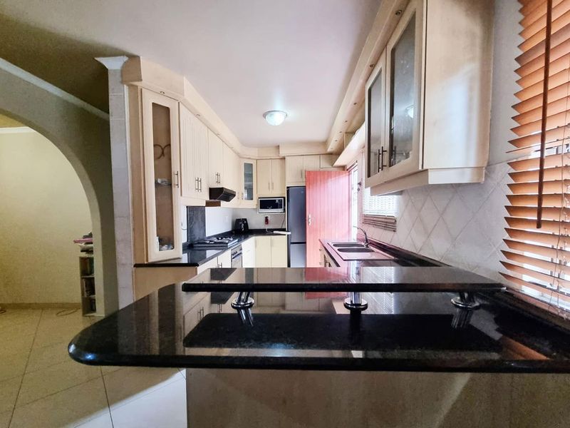 Welcome to Your Dream Family Home in Rainham, Phoenix! - Photo 9