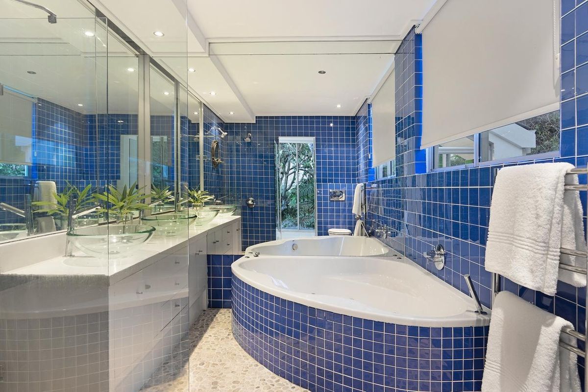 4 bedroom Bungalow For Sale in Glen Beach, Camps Bay - Photo 2