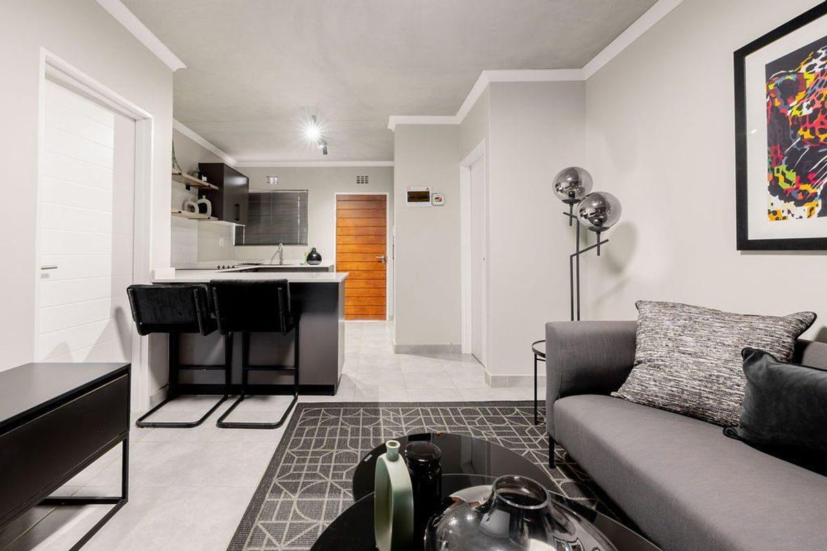 Stunning 2-Bedroom, 2-Bathroom first floor apartment - Photo 2