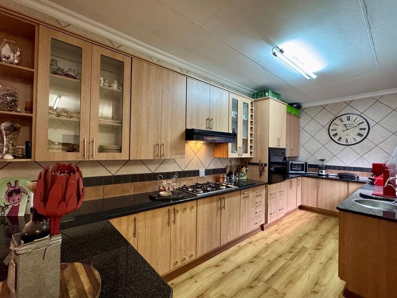 🏡 Stunning Family Home in Prime Aerorand Location - Priced to Sell! - Photo 4