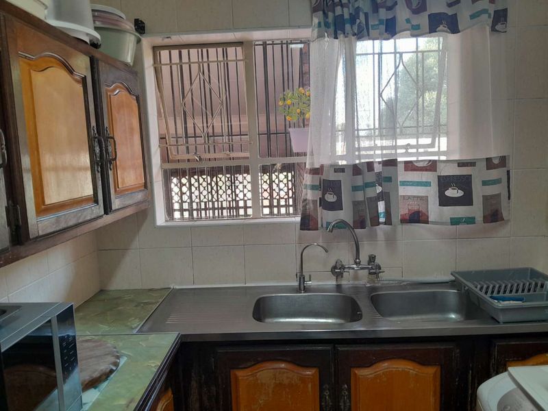 Safe and secure 3 Bedroom Apartment for sale South Crest - Photo 10