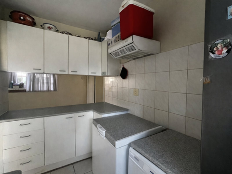 Secure & Stylish Townhouse Living in Langenhovenpark - Photo 2