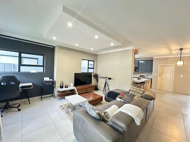 Luxurious Family Living: Spacious Home in Secure Complex - Photo 3