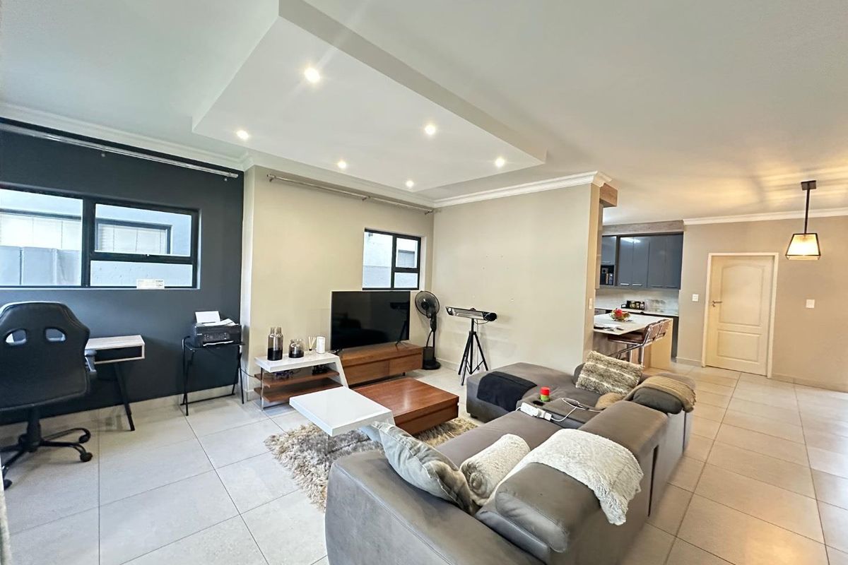 Luxurious Family Living: Spacious Home in Secure Complex - Photo 3