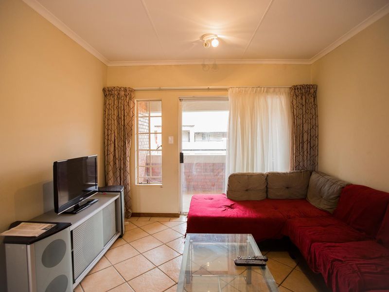 2 Bedroom Townhouse with a Covered Balcony - Photo 7