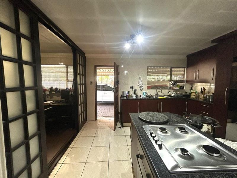 3 Bedroom House for Sale in Mayberry Park - Photo 4