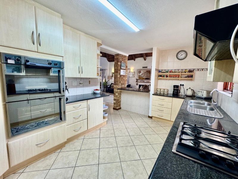 EXQUISITE CLUSTER FOR SALE IN SOUGHT AFTER COMPLEX IN RYNFIELD - Photo 10