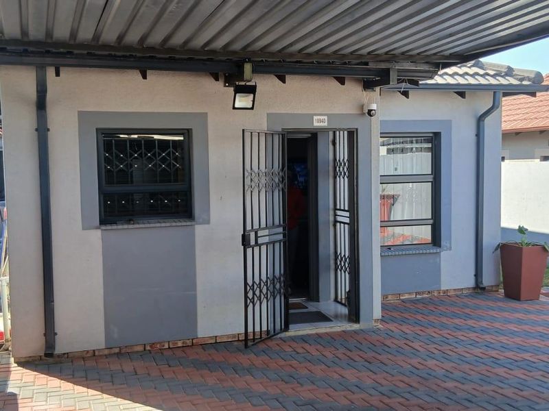 Clayville R895 000- Lovely neat Home - Photo 8