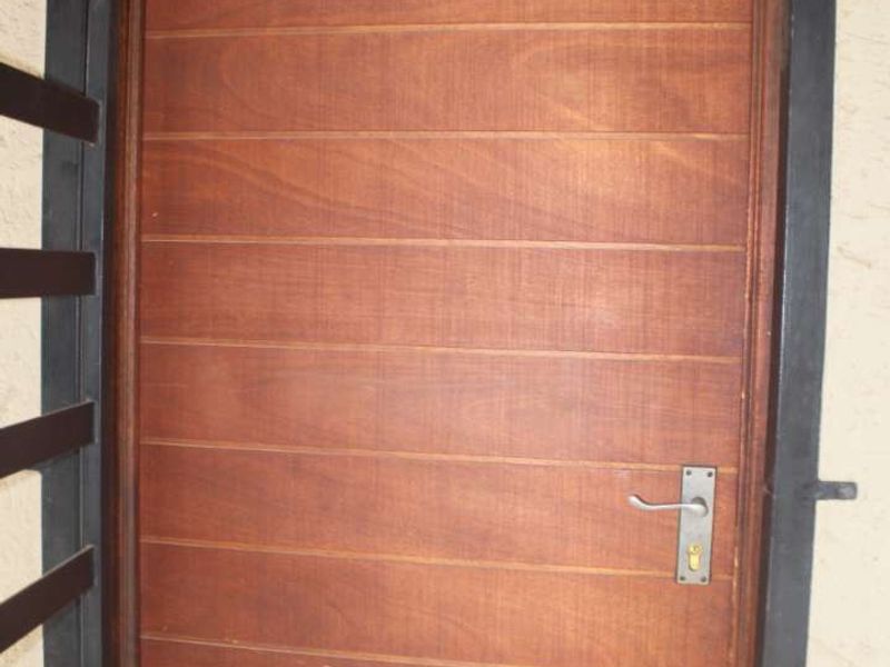 Modern 1 bedroom Unit at Embassy Place | R6 500 - Photo 3
