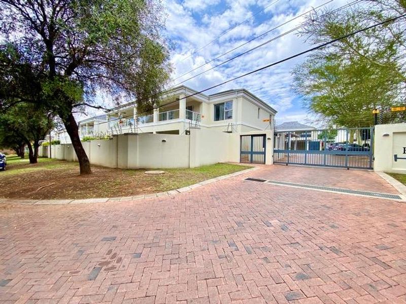 EXCEPTIONAL TWO BED FIRST FLOOR APARTMENT IN BRYANSTON - Photo 2