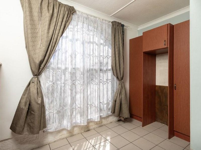 Cozy 2-Bedroom Linmeyer Gem with Flatlet & Carport - Photo 4
