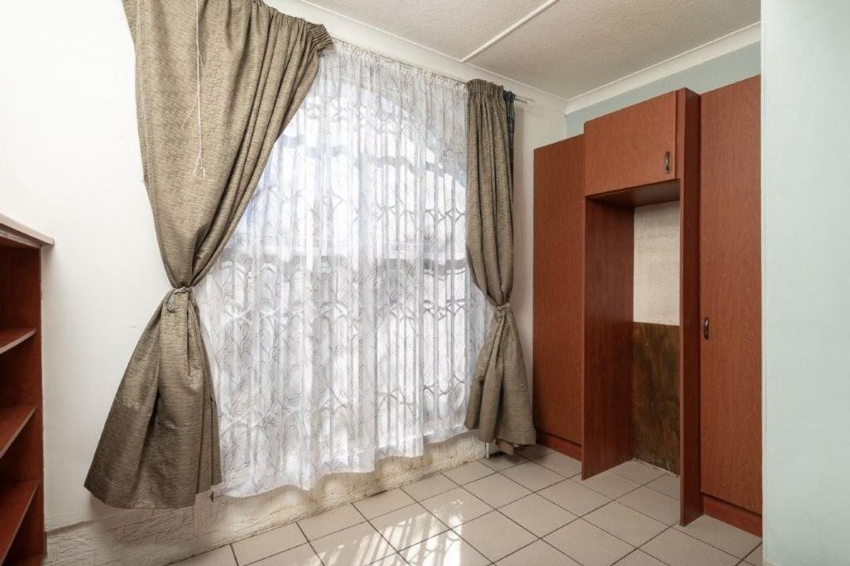 Cozy 2-Bedroom Linmeyer Gem with Flatlet & Carport - Photo 4