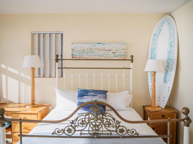 1 Fully furnished bedroom with en-suite in a house to rent - Photo 2