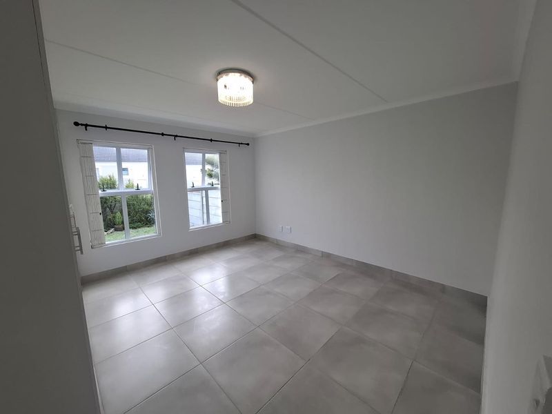 Renovated 2 bedroom apartment with garden - Photo 8