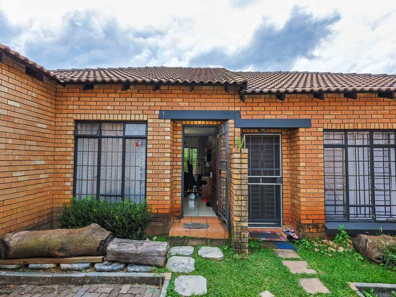 Charming & Modern 2-Bedroom Townhouse - Photo 2